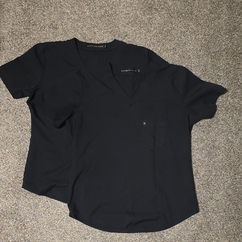 Women’s Black Short-Sleeve V-Neck Pocket Tee